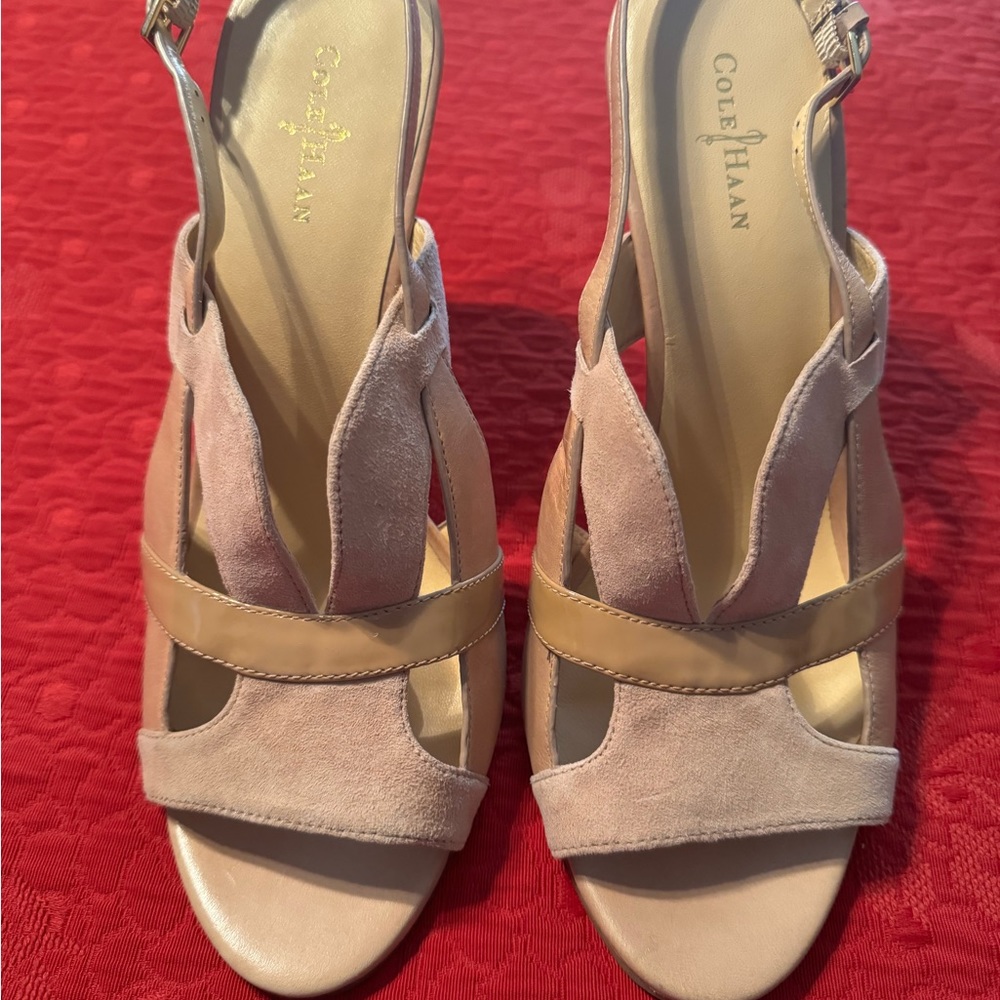 Cole Haan Women’s leather/suede heel. Leather, suede patent leather.